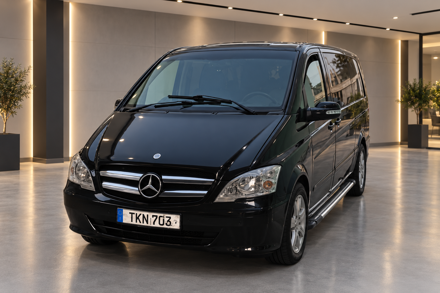 7 kişilik yolculuklar için siyah Mercedes Vito transfer aracı
